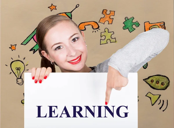 Jonge vrouw met whiteboard met het schrijven van woord: leren. Technologie, internet, business en marketing. — Stockfoto