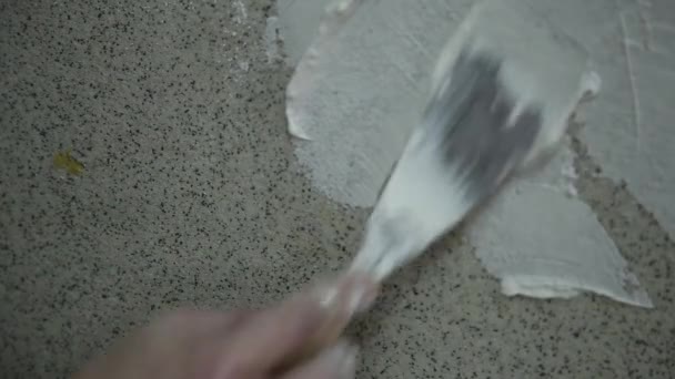 应用石膏干墙上的男人。建筑工人抹灰 — 图库视频影像
