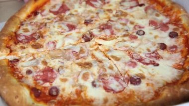 Eller alır bir dilim pizza üstten görünüm vurdu