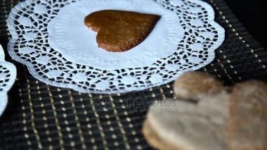 Dekorasyon gingerbread selfmade hamur işi çanta kullanarak şeker buzlanma ile çorap erkek eller