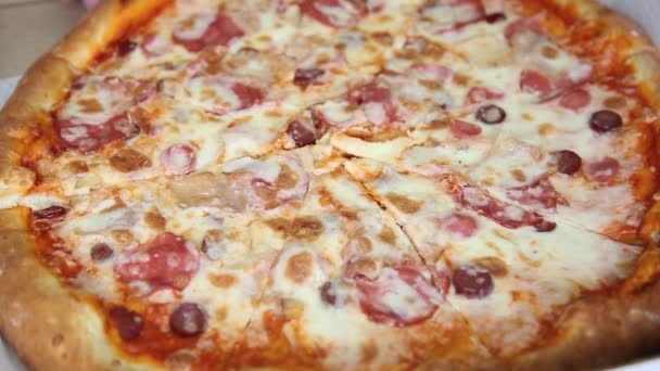 Mãos leva uma fatia de pizza vista superior tiro — Vídeo de Stock