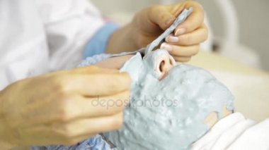 Güzellik uzmanı güzel kadın güzellik salonları için yüz maskesi uygulama