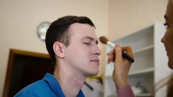 Makeup artist at work. mans make-up. — Stock Video