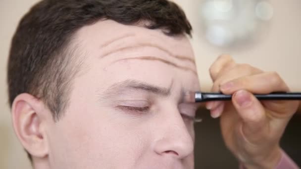 Artista de maquillaje trabajando. maquillaje de los hombres . — Vídeo de stock