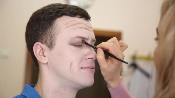 Artista de maquillaje trabajando. maquillaje de los hombres . — Vídeo de stock