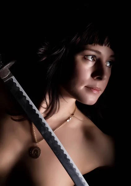 Szczegół sexy Nagie Ciotki z mieczem na ciemnym tle — Zdjęcie stockowe