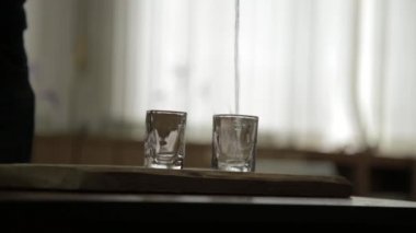 adam yalnız dökme ve hızlı bir şekilde iki bardak alkol. erkek alkolizm ve depresyon