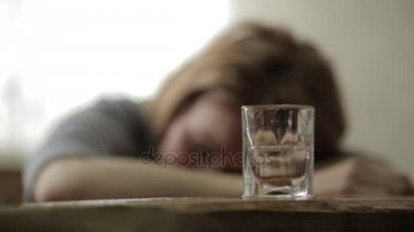 üzgün yalnız kadın gözlük alkol çubuk. kadın alkolizm, duygusal dengesizlik ve sosyal gerilimler