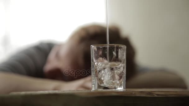 Smutny Samotna kobieta picie alkoholu od okularów w barze. kobiece alkoholizm, chwiejność emocjonalna i napięcia społeczne — Wideo stockowe