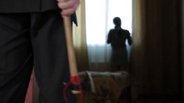 Bir balta stending nere kapı, Arap kız çok korkmuş olan adam. Suç mahalli. Koca düşünmelerden karısı