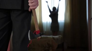 Bir balta stending nere kapı, Arap kız çok korkmuş olan adam. Suç mahalli. Koca düşünmelerden karısı