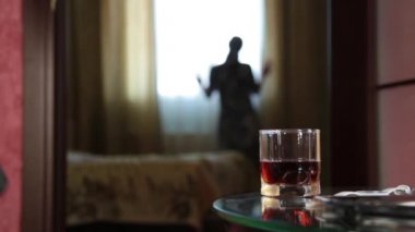 Beyzbol sopası stending nere kapı, Arap kız çok korkmuş olan adam. Aile içi şiddet ile suç mahalli. Kocası karısını saldırıları