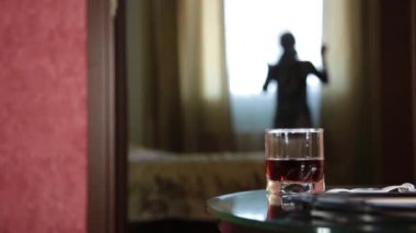 Bir balta stending nere kapı, Arap kız çok korkmuş olan adam. Aile içi şiddet ile suç mahalli. Koca düşünmelerden karısı