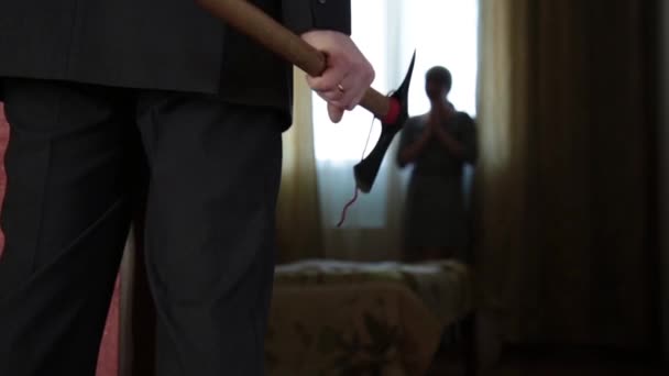 Ax stending 네 문, 매우 두려워 아랍 여자와 남자. 범죄 장면입니다. 그의 아내에 남편 pounces — 비디오