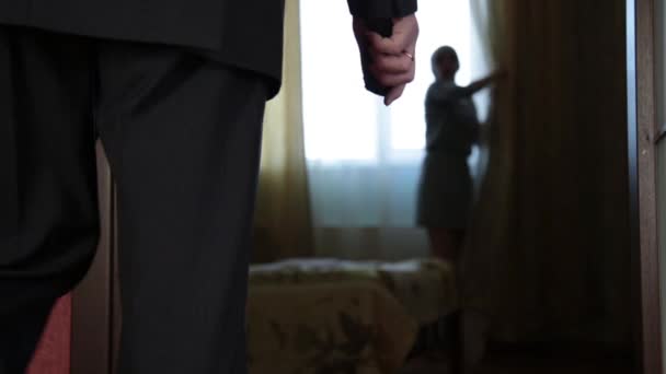 Uomo con coltello stendendo nere porta, araba ragazza molto spaventata. Scena del crimine con violenza domestica. marito attacca sua moglie — Video Stock