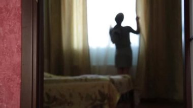 Beyzbol sopası stending nere kapı, Arap kız çok korkmuş olan adam. Aile içi şiddet ile suç mahalli. Kocası karısını saldırıları