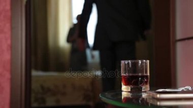 Adam bir Arap kızla yemin ediyor. Aile içi şiddet ile olay, koca karısını saldırır.