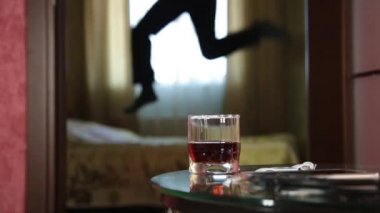 sarhoş adam yatağa atlama komik. yakın çekim bardak brendi