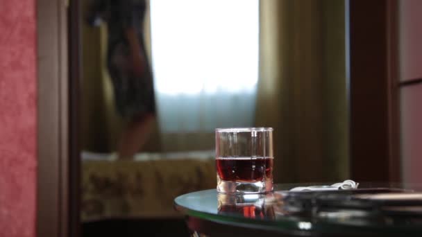 Joven chica árabe borracho divertido saltar en una cama. primer plano vaso de brandy — Vídeos de Stock