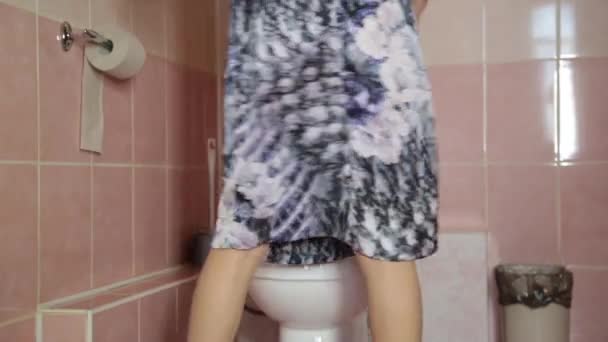 Bir tuvalet bir adam gibi kullanan kadın — Stok video