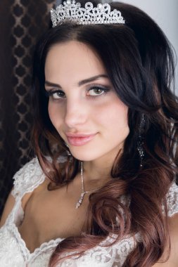 Profesyonel makyaj ile beyaz gelinlik giyen güzel genç gelin