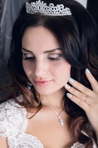 Bella giovane sposa indossa abito da sposa bianco con trucco professionale — Foto Stock