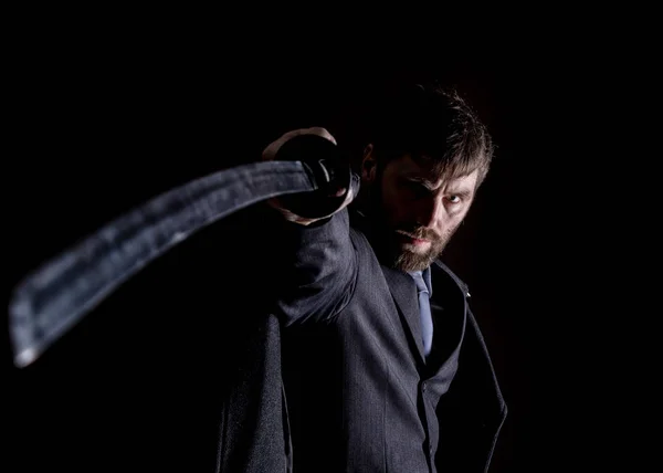 Πρύμνη θυμωμένος επιχειρηματίας σε ένα παλτό μαλλί με το σπαθί στο σκούρο φόντο — Φωτογραφία Αρχείου