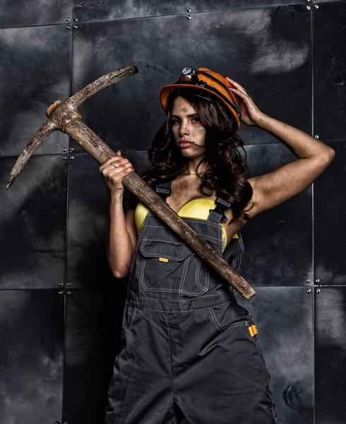 Seksi kadın madenci işçi çıplak vücudunun üzerinde tulum içinde kazma ile — Stok fotoğraf