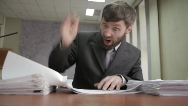 Бізнесмен нервово підписує і штампує вхідні документи. офісний працівник переміщує документи з однієї купи в іншу — стокове відео