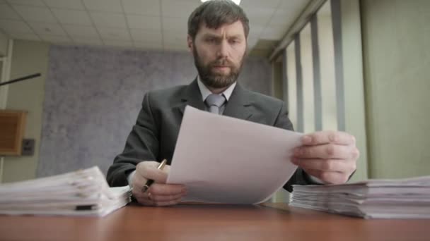 El hombre de negocios firma nerviosamente y sella los documentos entrantes. trabajador de oficina dispersar documentos alrededor — Vídeo de stock