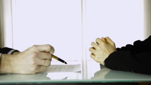 Socios firmando contrato. Primer plano de las manos del cliente femenino y las manos del hombre de negocios masculino con pan — Vídeos de Stock