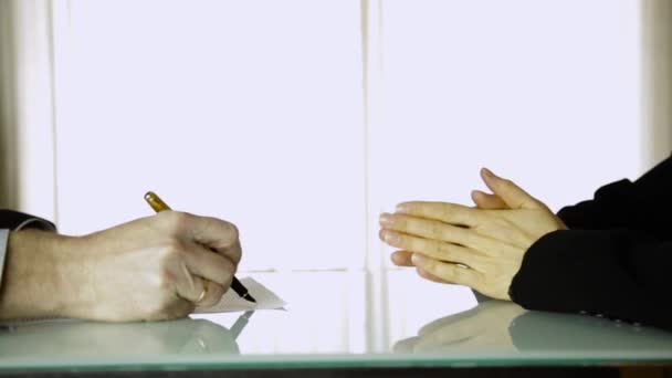 Партнеры подписывают контракт. Крупный план женские руки клиента и руки бизнесмена с кастрюлей — стоковое видео
