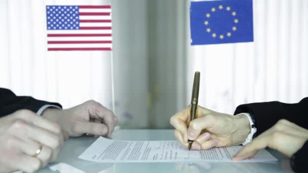 Podpisanie umowy partnerów zagranicznych. Szczelnie-do góry ręce kobiece i męskie dłonie z pióra. biznesmen międzynarodowej współpracy — Wideo stockowe