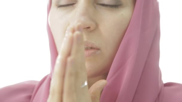 Giovane donna in velo sta pregando. mani femminili close-up che tengono la catena con una croce — Video Stock