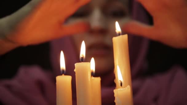 Uma mulher a fazer o ritual mágico. close-up várias velas. halloween ou religião conceito — Vídeo de Stock