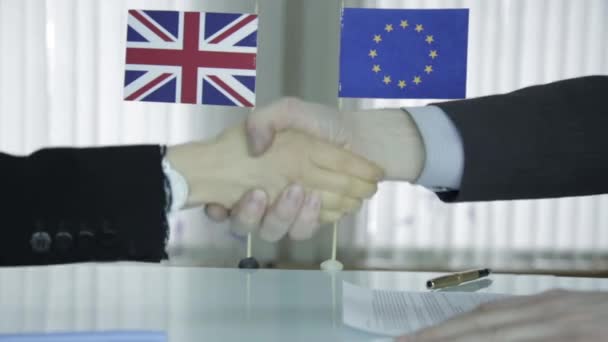 Yabancı ortakları sözleşme imzalama. Uluslararası işadamı işbirliği. Yakın çekim eller ve kalem ile erkek el. — Stok video
