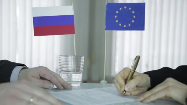 国际商人合作。外国伙伴签订合同。特写女性手和男性的手，用笔. — 图库视频影像