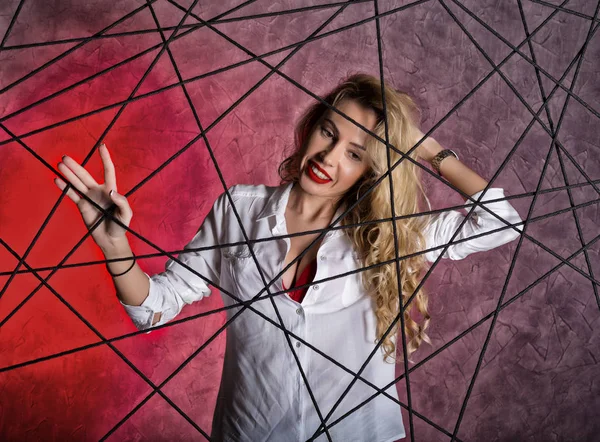 Retrato de moda de modelo rubio posando cerca de la pared de color, chica en camisas blancas mans — Foto de Stock