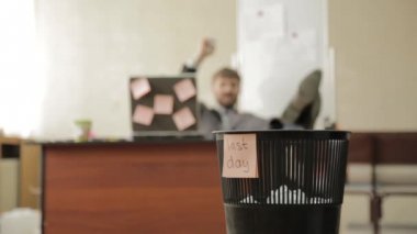 Geçen gün işe, office atar tatil hayalleri çöp gazetelerde olabilir, işadamı