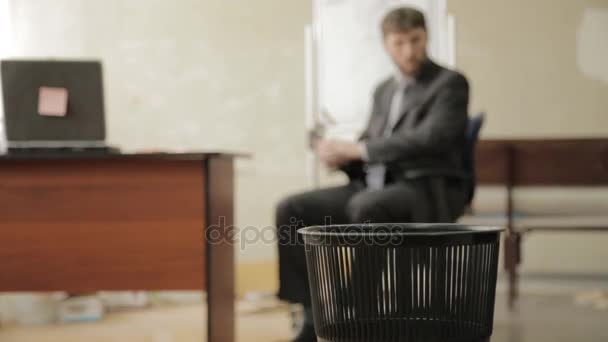Loafer no escritório, homem de negócios joga papéis na lata de lixo, sonhos de férias — Vídeo de Stock