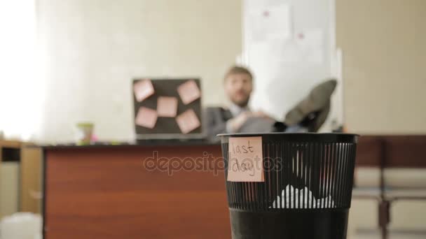 Letzter Arbeitstag, Geschäftsmann im Büro wirft Papiere in Mülleimer, träumt vom Urlaub — Stockvideo