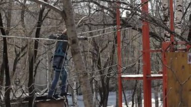 Genç kadın dağcı kolye halat köprü tarafından yüksek halatlar sahası aşırı Park yürür. Kaya tırmanma kavramı