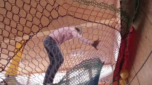十几岁的女孩玩耍跳上弹性网格，室内集体游戏 — 图库视频影像