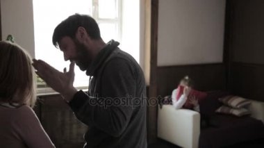Ebeveynler öfkeli ve aktif olarak gesticulating. bir kavga anne ve kız var. bir çocuk, stres