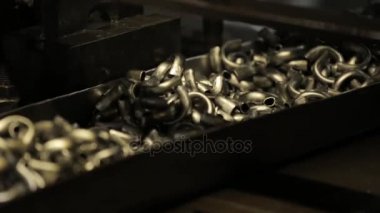 Bükme metal, metal parçası bir makine tarafından bükülmüş. Metal sofra üretim, kupa tanıtıcıdan