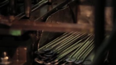 Bükme metal, metal parçası bir makine tarafından bükülmüş. Metal sofra üretim, parça metal ürünleri