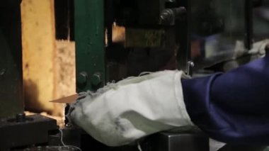 Bükme metal, metal parçası bir makine tarafından bükülmüş. Üretim, parça parça metal sofra