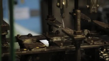 Bükme metal, metal parçası bir makine tarafından bükülmüş. Metal sofra üretim, kupa tanıtıcıdan
