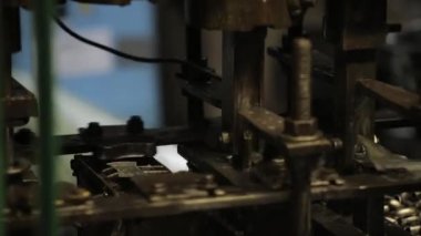 Bükme metal, metal parçası bir makine tarafından bükülmüş. Metal sofra üretim, kupa tanıtıcıdan