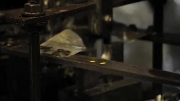 Ohýbání kovů, kus kovu je ohnutý na stroji. Kovové nádobí výroby, od hrnek — Stock video